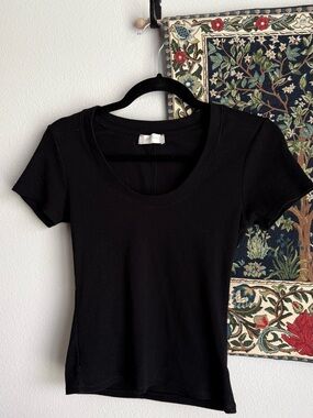 Altar’d State Women's Black Scoop Neck Ribbed Short Sleeve Tee - Classic Fit
